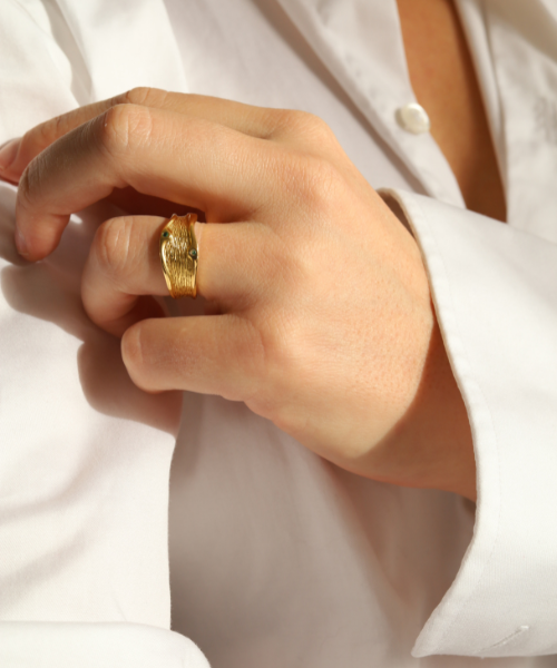 Justerbar ring i guld til kvinder med 2 grønne zirconia sten