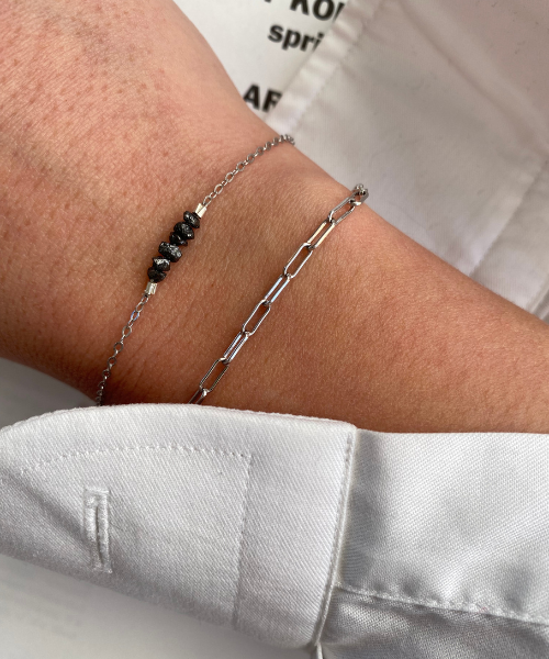 To Armbånd til kvinder. Et armbånd med rådiamanter i sølv og link armbånd i sølv