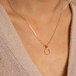 Elegant halskæde med vedhæng i guld til kvinder