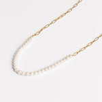 Elegant halskæde til kvinder med naturperler i guld