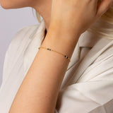 Elegant armbånd i guld med farvet perler