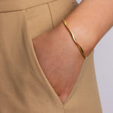 With a twist bangle armbånd i guld