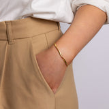With a twist bangle armbånd i guld til kvinder