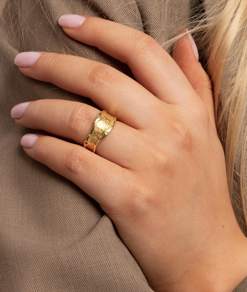 Boss ring i guld til kvinder med grønne zirconia sten