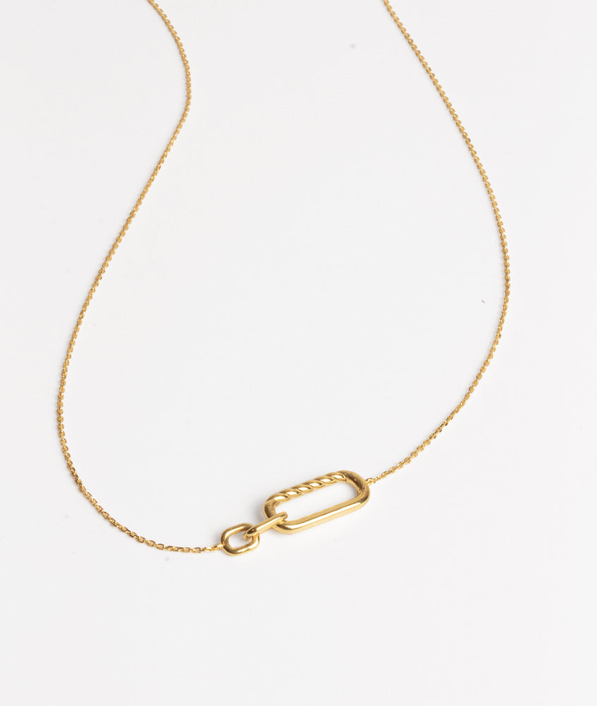 Change halskæde i guld med elegante detaljer