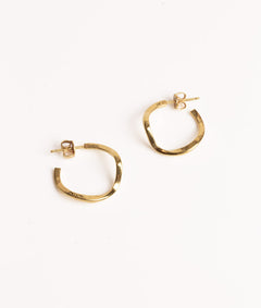 Elegante bølgede hoops øreringe i guld