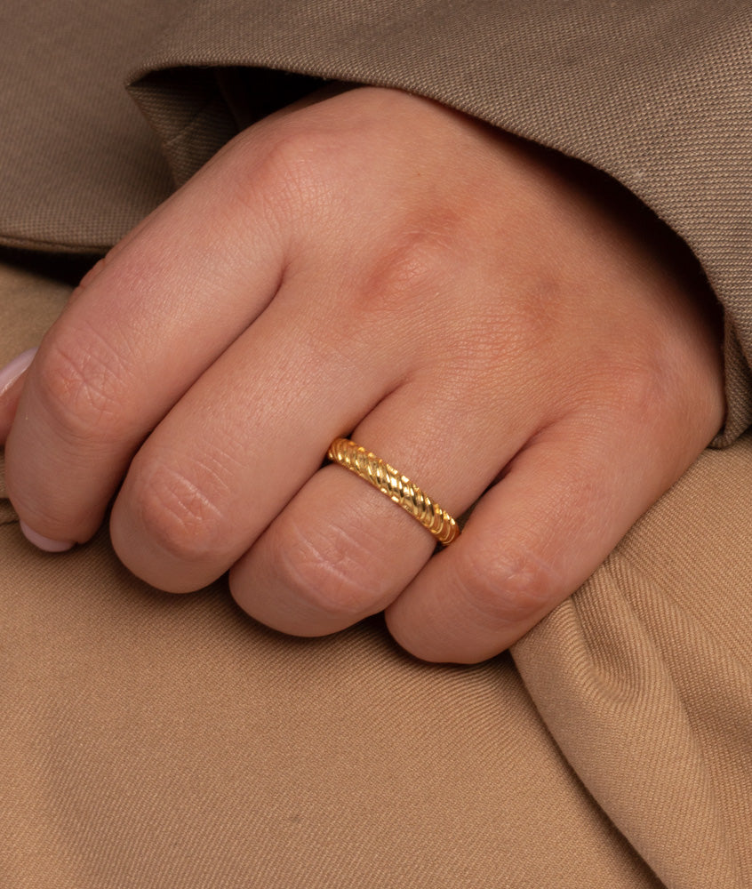 Ring i guld til kvinder med rillet overflade