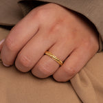 Ring i guld til kvinder med rillet overflade