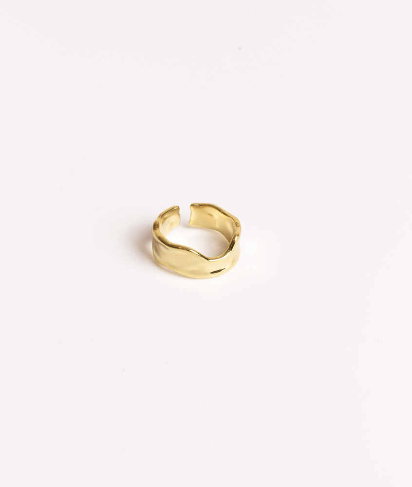 Justerbar ring i guld med skinnende overflade
