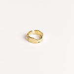 Justerbar ring i guld med skinnende overflade