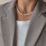 Sea perlehalskæde med ferskvandsperler til kvinder stylet med en grå blazer og hvid t-shirt