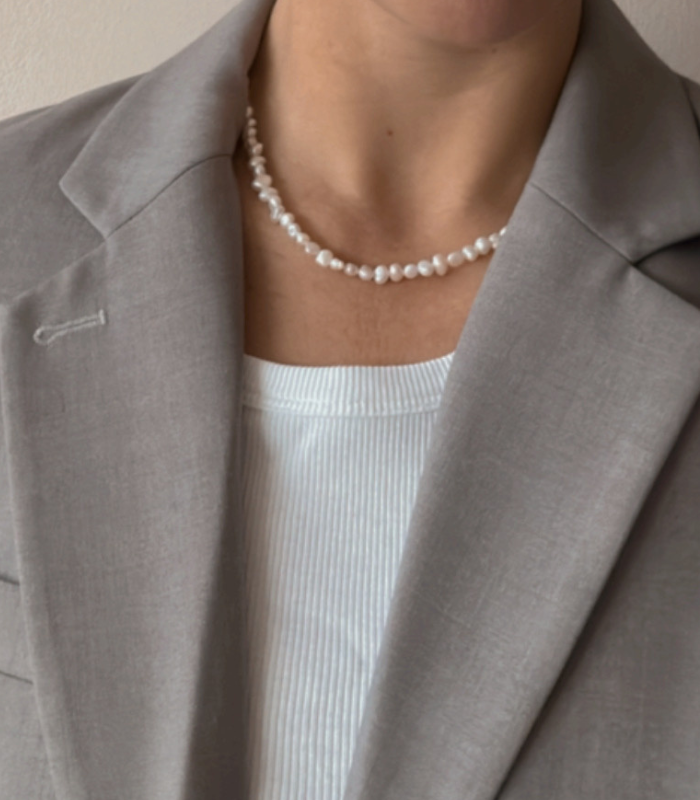 Sea perlehalskæde med ferskvandsperler til kvinder stylet med en grå blazer og hvid t-shirt