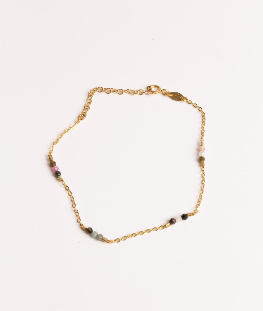 Elegant armbånd i guld med farvet perler
