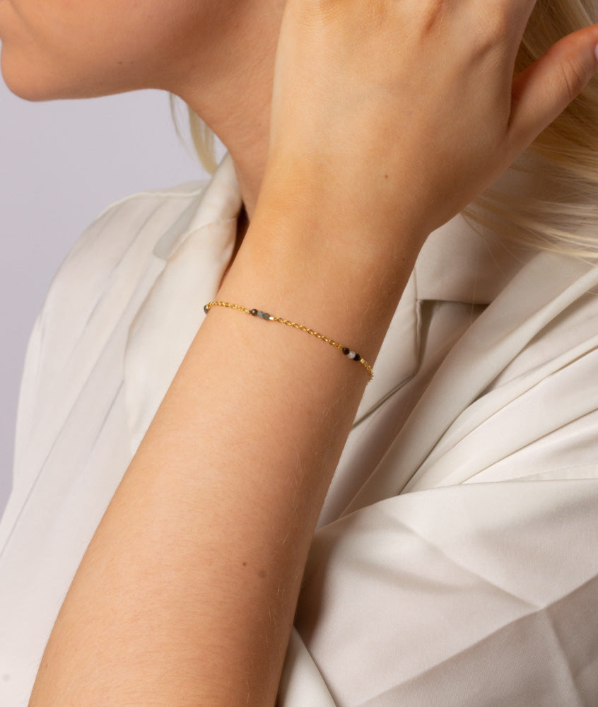 Elegant armbånd i guld med farvet perler