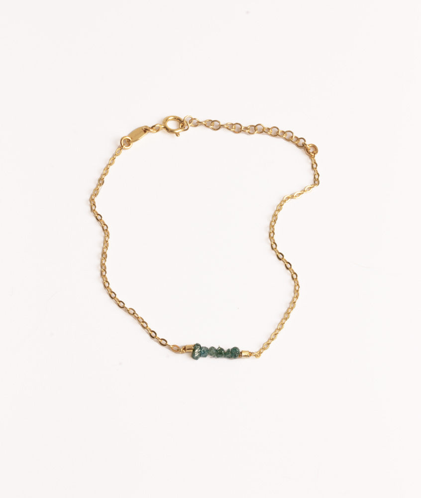 Elegant armbånd i guld til kvinder med blå rådiamanter