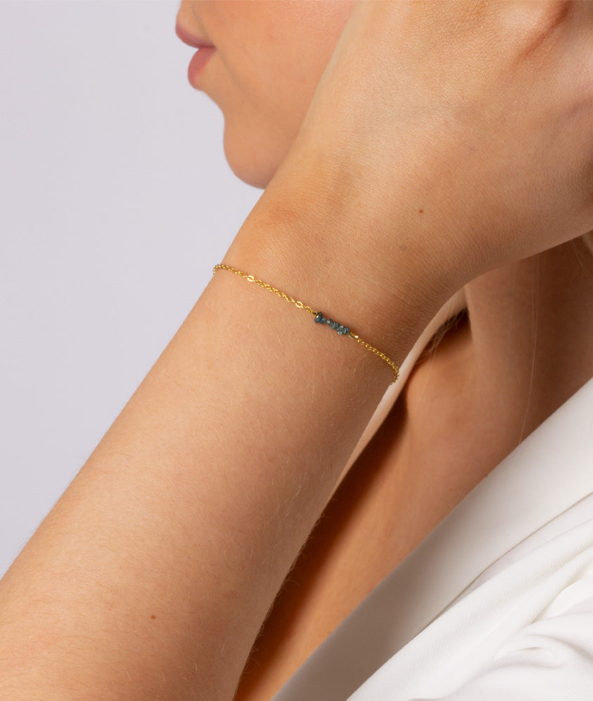 Elegant armbånd til kvinder i guld med blå rådiamanter