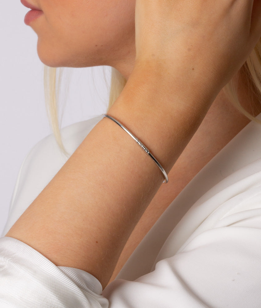 Bangle armbånd til kvinder i sølv med flotte detaljer