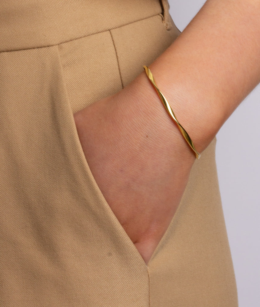 With a twist bangle armbånd i guld