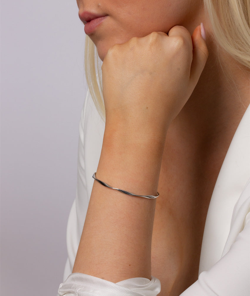 With a twist bangle armbånd til kvinder i sølv